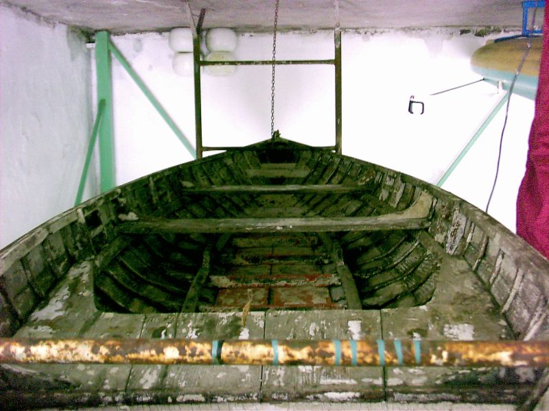 L'interno della lancia prima del restauro